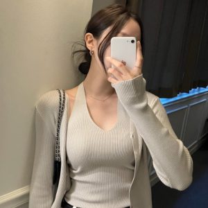 Ｖ领修身百搭挂脖背心+单排扣针织衫外套女