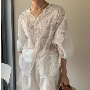 法式甜美蕾丝拼接绣花微透上衣+宽松短裤两件套